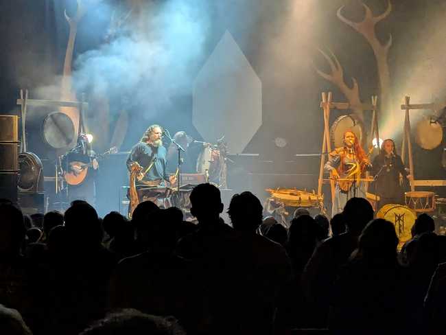 Skáld on stage.